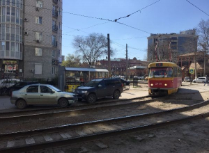 «Бог парковки» заблокировал движение трамваев в Волгограде «Бог парковки» заблокировал движение трамваев в Волгограде
