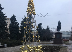 Нищие горожане разворовали золотую елку в центре Волгограда Нищие горожане разворовали золотую елку в центре Волгограда