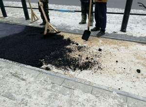 В Волгограде дорожники опять кладут асфальт прямо на снег В Волгограде дорожники опять кладут асфальт прямо на снег