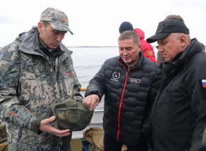 Губернатор Андрей Бочаров побывал на подъеме со дна Волги бронекатера Губернатор Андрей Бочаров побывал на подъеме со дна Волги бронекатера