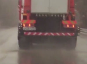 Моющая дорогу в дождь спецтехника попала на видео в Волгограде Моющая дорогу в дождь спецтехника попала на видео в Волгограде