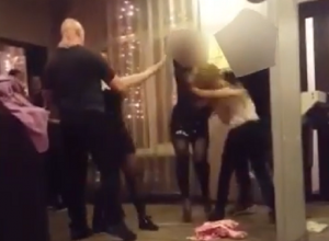 Драку мамы и дочери с крепкими охранниками в Волжском сняли на видео туристы из Италии Драку мамы и дочери с крепкими охранниками в Волжском сняли на видео туристы из Италии