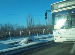 Автобусы Волгограда продолжает гонять на «красный» и игнорировать людей на остановках Автобусы Волгограда продолжает гонять на «красный» и игнорировать людей на остановках