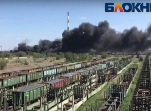 Пожар на «кладбище покрышек» в Волжском сняли на видео Пожар на «кладбище покрышек» в Волжском сняли на видео