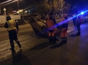 Автомобиль перевернулся после наезда на бордюр в Волгограде Автомобиль перевернулся после наезда на бордюр в Волгограде