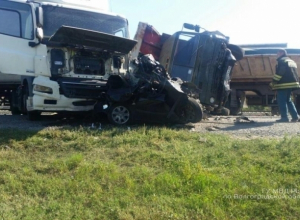 Hyundai Getz протаранил КамАЗ и фуру в Волгоградской области: двое погибли Hyundai Getz протаранил КамАЗ и фуру в Волгоградской области: двое погибли