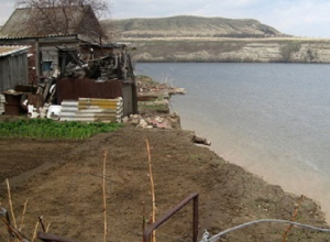 В Волгоградской области отказываются переселять семьи, чьи дома сползают в Волгу В Волгоградской области отказываются переселять семьи, чьи дома сползают в Волгу