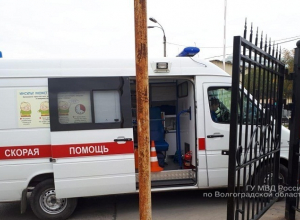 Волгоградка получила травмы в карете скорой помощи возле больницы №25 Волгоградка получила травмы в карете скорой помощи возле больницы №25
