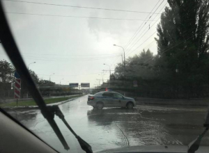 В Волгограде из-за дождя снова перекрыли проспект Ленина В Волгограде из-за дождя снова перекрыли проспект Ленина