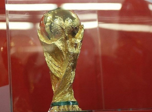 Кубок чемпионата мира по футболу самолетом доставили в Волгоград Кубок чемпионата мира по футболу самолетом доставили в Волгоград