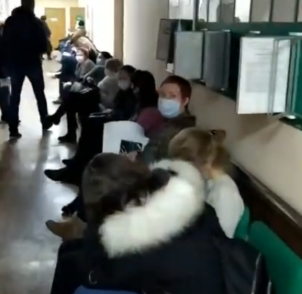 «Я думал, получу от медиков помощь, а получил мучение»: волгоградец показал на видео гигантскую очередь к терапевту «Я думал, получу от медиков помощь, а получил мучение»: волгоградец показал на видео гигантскую очередь к терапевту
