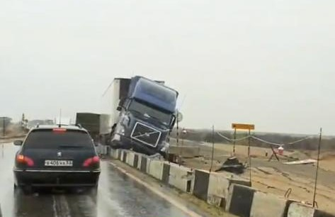 Большегруз повис на бетонном ограждении на ремонтируемой трассе под Волгоградом Большегруз повис на бетонном ограждении на ремонтируемой трассе под Волгоградом