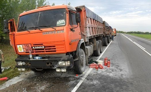 Двое очевидцев вытащили водителя из горящего КамАЗа под Волгоградом Двое очевидцев вытащили водителя из горящего КамАЗа под Волгоградом