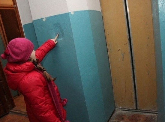 Жильцы дома застали 10-летнюю девочку попрошайничающую в подъезде в Волгограде Жильцы дома застали 10-летнюю девочку попрошайничающую в подъезде в Волгограде