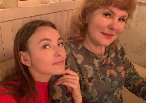 Анастасия Иванова поздравила в Волгограде сестер-близняшек Анастасия Иванова поздравила в Волгограде сестер-близняшек