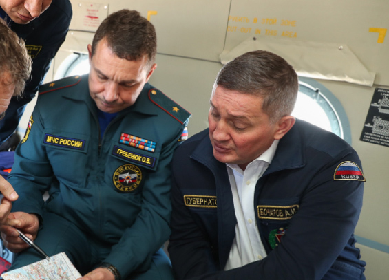 Губернатор снова парит в облаках с волгоградским главой МЧС Губернатор снова парит в облаках с волгоградским главой МЧС