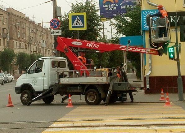 Стильные светофоры с табло устанавливают на разбитых волгоградских дорогах Стильные светофоры с табло устанавливают на разбитых волгоградских дорогах