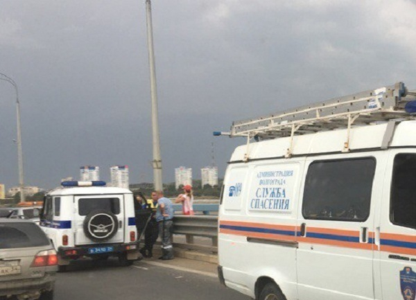 В Волгограде спасатели и полицейские уговорили мужчину не нырять с танцующего моста В Волгограде спасатели и полицейские уговорили мужчину не нырять с танцующего моста