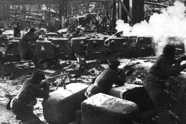 12 октября 1942 года – В Сталинграде советские войска наносят контрудар по врагу в районе тракторного завода 12 октября 1942 года – В Сталинграде советские войска наносят контрудар по врагу в районе тракторного завода