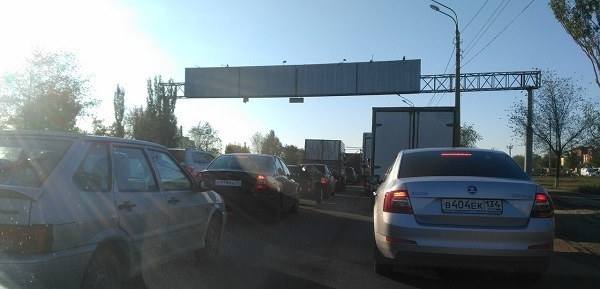 Утренняя пробка подбирается к Самарскому разъезду в Волгограде Утренняя пробка подбирается к Самарскому разъезду в Волгограде