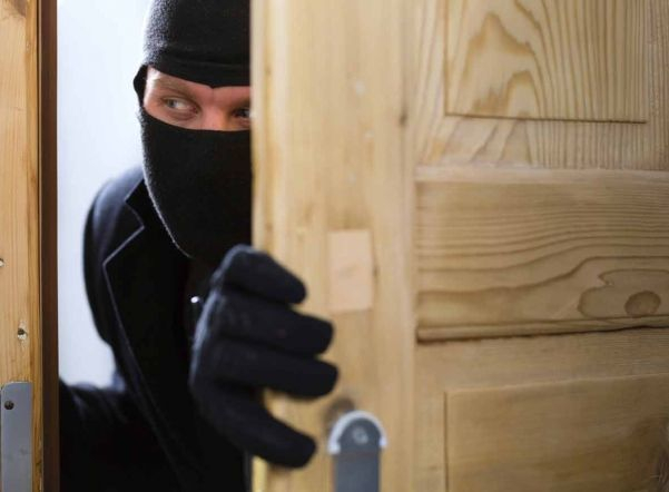 В Волгограде грабитель угрожал ножом пенсионеру ради 500 рублей В Волгограде грабитель угрожал ножом пенсионеру ради 500 рублей