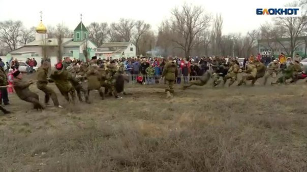 Казачья масленица в Волгограде: драка стенка на стенку, борьба на шашках и полевая кухня Казачья масленица в Волгограде: драка стенка на стенку, борьба на шашках и полевая кухня