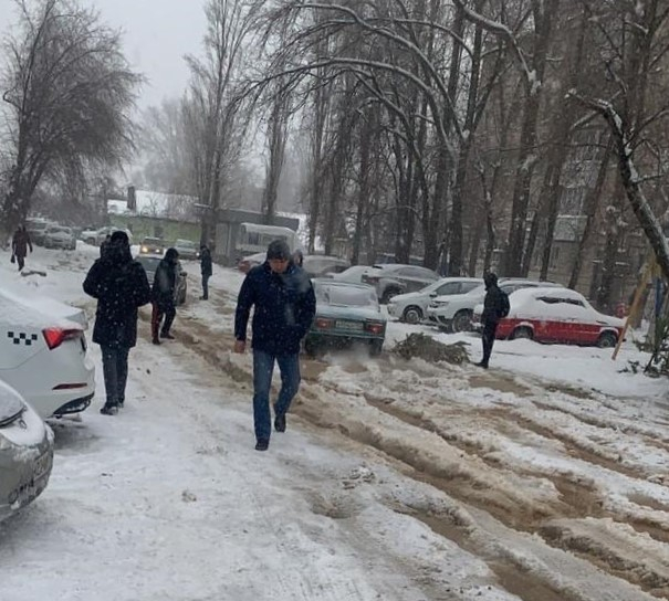 Новый снег - еще больше проблем у машин и людей: потоки коммунальной реки сняли на видео в Волгограде Новый снег - еще больше проблем у машин и людей: потоки коммунальной реки сняли на видео в Волгограде