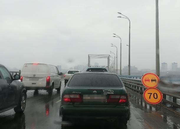 Волгоград парализовали многокилометровые пробки Волгоград парализовали многокилометровые пробки