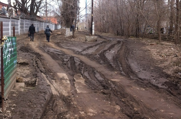 В грязевое месиво превратилась улица Пугачевская после открытия Нулевой продольной В грязевое месиво превратилась улица Пугачевская после открытия Нулевой продольной