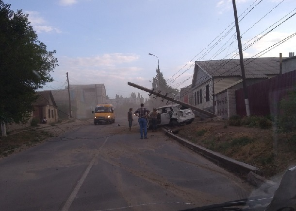 Лихачка снесла столб своей машиной и чудом выжила в Городище Лихачка снесла столб своей машиной и чудом выжила в Городище