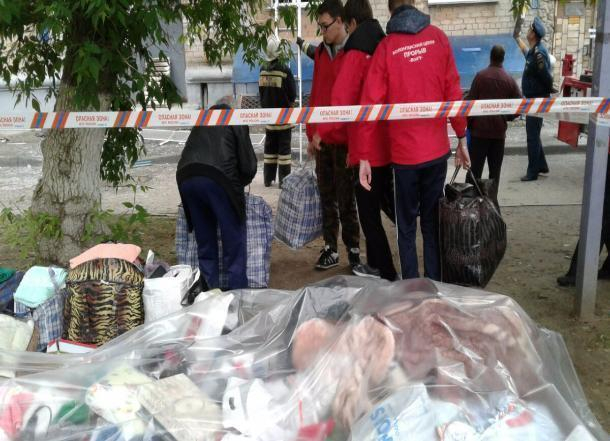 Студенты ВолГУ спасают вещи жильцов из взорвавшегося дома Студенты ВолГУ спасают вещи жильцов из взорвавшегося дома