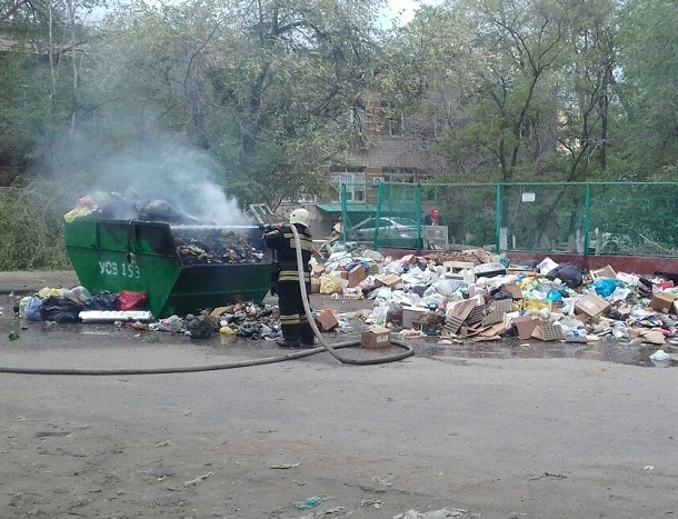 Бомжи устроили пожар около детской поликлиники в Волгограде Бомжи устроили пожар около детской поликлиники в Волгограде
