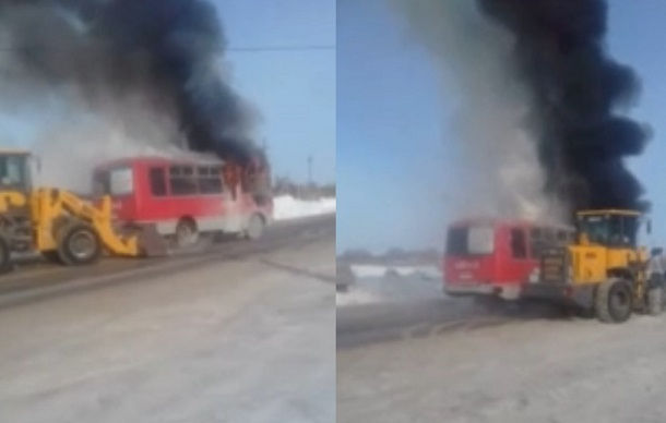 Горящий ритуальный автобус сняли на видео под Волгоградом Горящий ритуальный автобус сняли на видео под Волгоградом