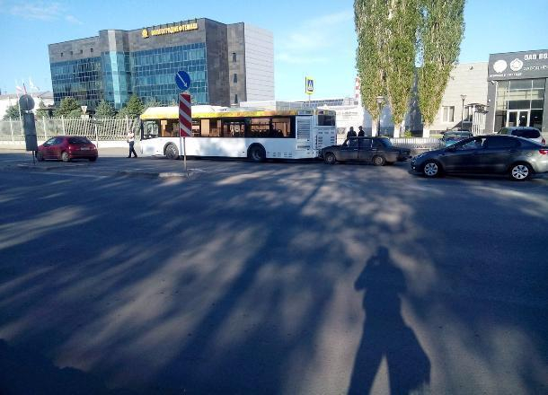 В Волгограде отечественная «шестерка» подбила автобус «Питеравто» В Волгограде отечественная «шестерка» подбила автобус «Питеравто»