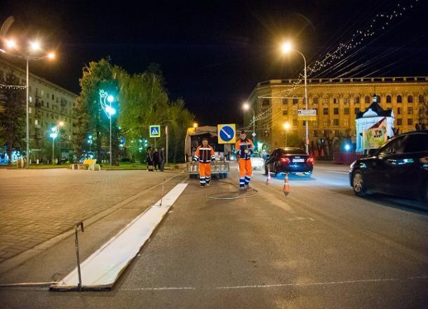 Дорожную разметку на улицах Волгограда обновляют по ночам Дорожную разметку на улицах Волгограда обновляют по ночам