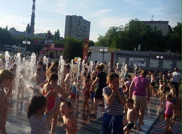 Волгоградцы спорят о пользе и тактичности купания в городских фонтанах Волгоградцы спорят о пользе и тактичности купания в городских фонтанах