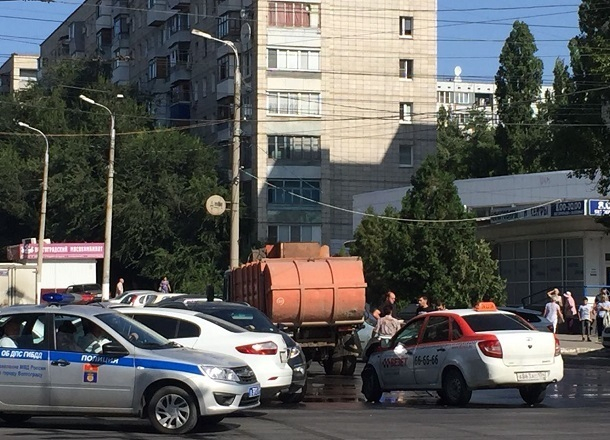 Парализовано движение транспорта из-за столкновения мусоровоза и такси на севере Волгограда Парализовано движение транспорта из-за столкновения мусоровоза и такси на севере Волгограда
