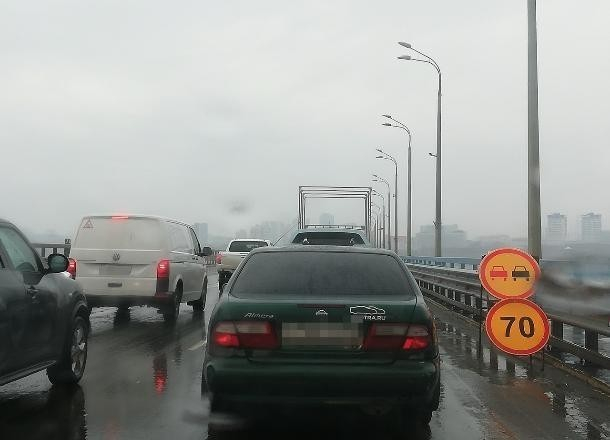 Из-за препятствия на дороге «танцующего» моста волгоградец попал в ДТП Из-за препятствия на дороге «танцующего» моста волгоградец попал в ДТП