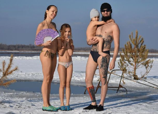 Роды в бассейне и моржевание избавили семью волгоградцев от прививок и лекарств Роды в бассейне и моржевание избавили семью волгоградцев от прививок и лекарств
