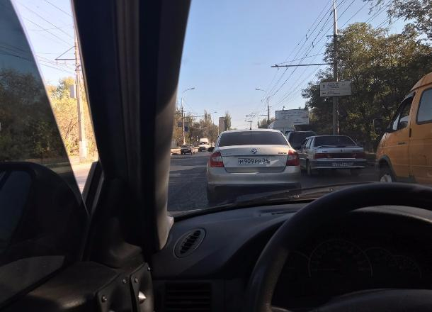 В глухой пробке застряли горожане на севере Волгограда В глухой пробке застряли горожане на севере Волгограда