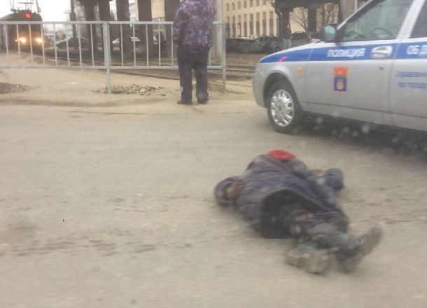 Женщину насмерть раздавило фурой на западе Волгограда Женщину насмерть раздавило фурой на западе Волгограда
