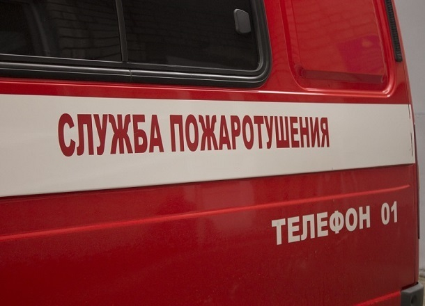 Средь бела дня Peugeot выгорел дотла в центре Волгограда Средь бела дня Peugeot выгорел дотла в центре Волгограда