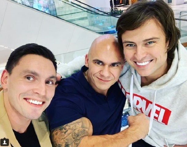 Прохор Шаляпин похвастался селфи с накаченными красавцами Прохор Шаляпин похвастался селфи с накаченными красавцами