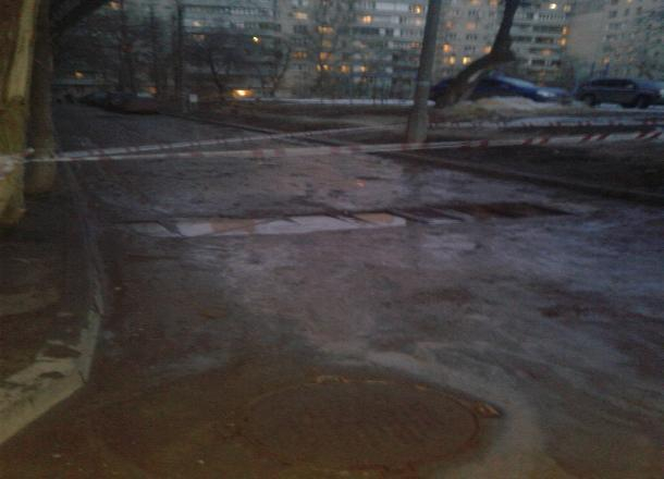 Волгоградскую яму, в которую падают машины, огородили сигнальной лентой Волгоградскую яму, в которую падают машины, огородили сигнальной лентой