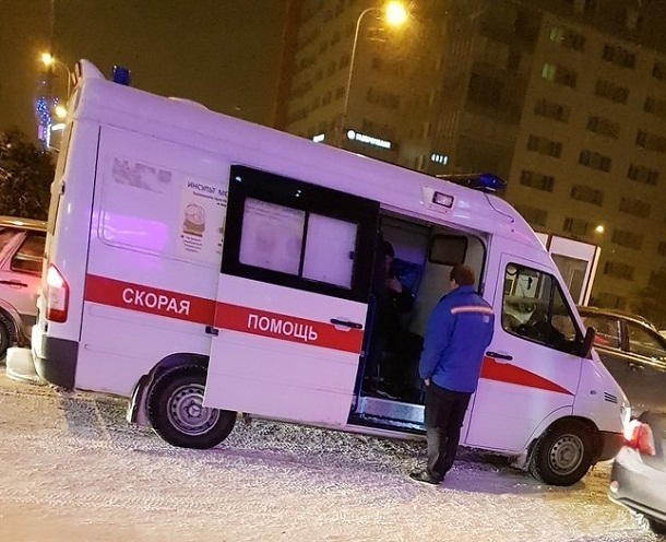 На нечищеном от снега входе у торгового центра покалечился волгоградец На нечищеном от снега входе у торгового центра покалечился волгоградец