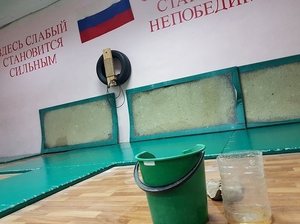 Дети занимаются в лужах и прогнивших от сырости стенах волгоградского ФОКа Дети занимаются в лужах и прогнивших от сырости стенах волгоградского ФОКа