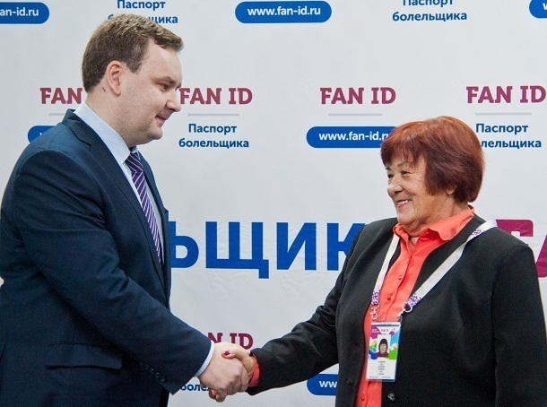 Бывший диктор Центрального стадиона стала первой обладательницей паспорта болельщика ЧМ-2018 в Волгограде Бывший диктор Центрального стадиона стала первой обладательницей паспорта болельщика ЧМ-2018 в Волгограде