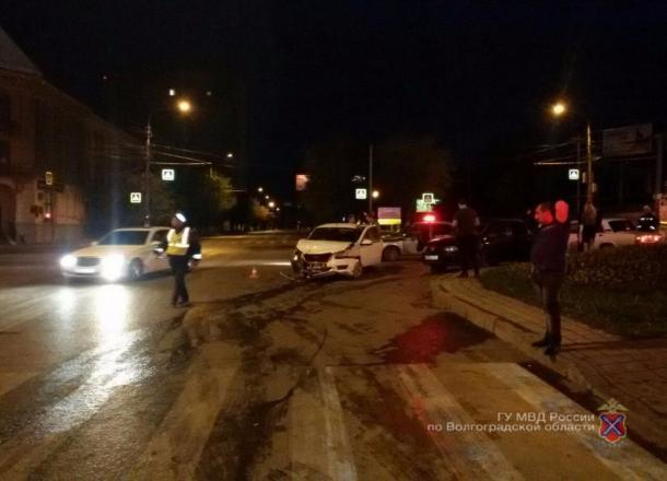В центре Волгограда страшная авария унесла жизнь человека В центре Волгограда страшная авария унесла жизнь человека