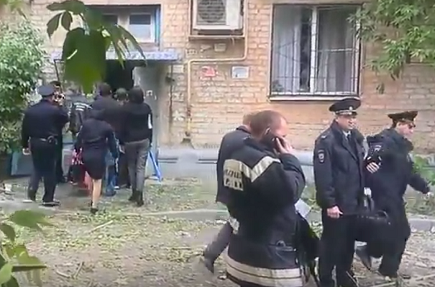 Жители взорвавшегося в Волгограде дома забирают из полуразрушенных квартир свои вещи Жители взорвавшегося в Волгограде дома забирают из полуразрушенных квартир свои вещи