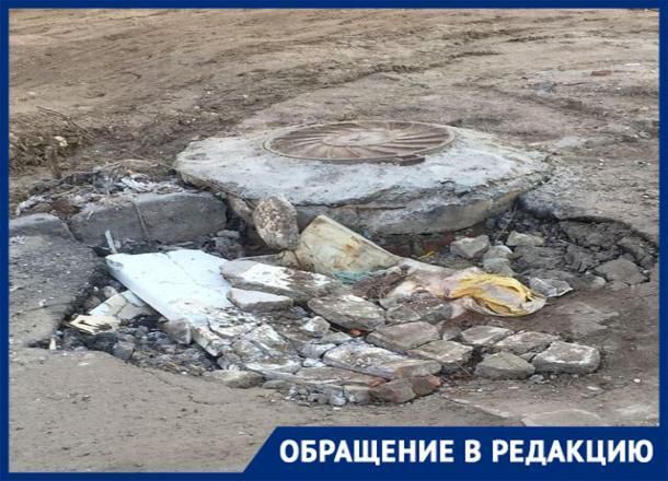 Машины не в силах пересечь огромную яму на проезжей части в Волгограде Машины не в силах пересечь огромную яму на проезжей части в Волгограде